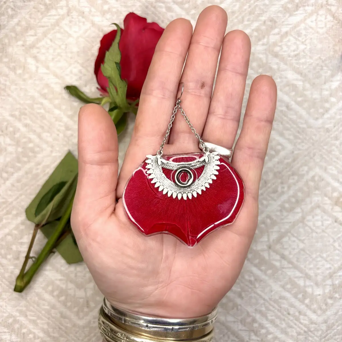 Rose rouge avec argenté