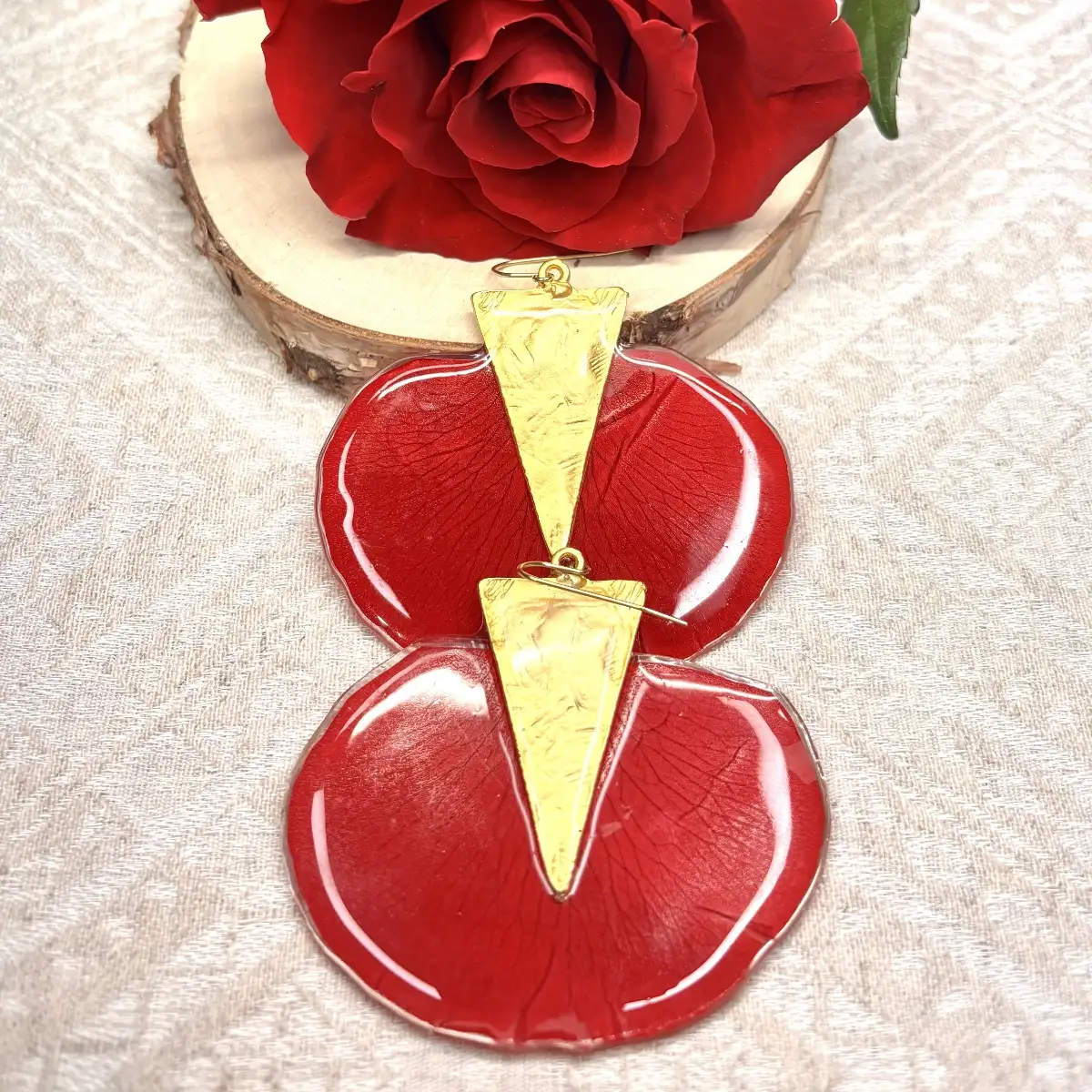 Rose rouge avec doré