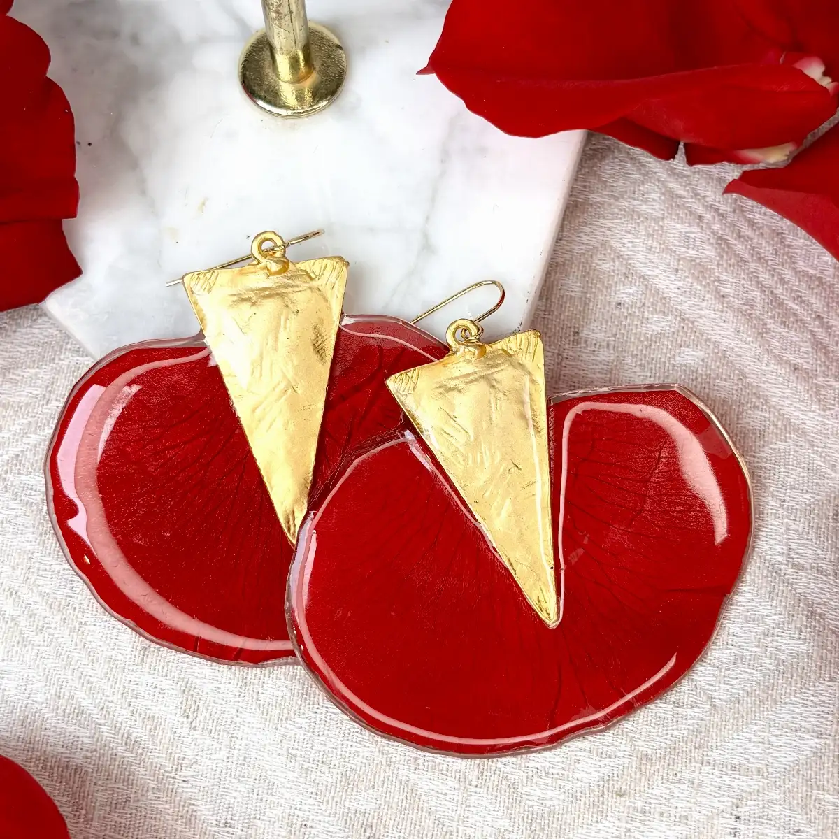 Rose rouge avec doré